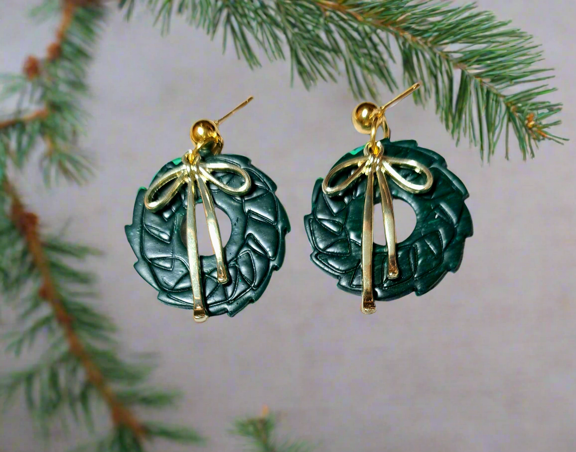 Christmas Wreath w/ Gold Bow Dangle